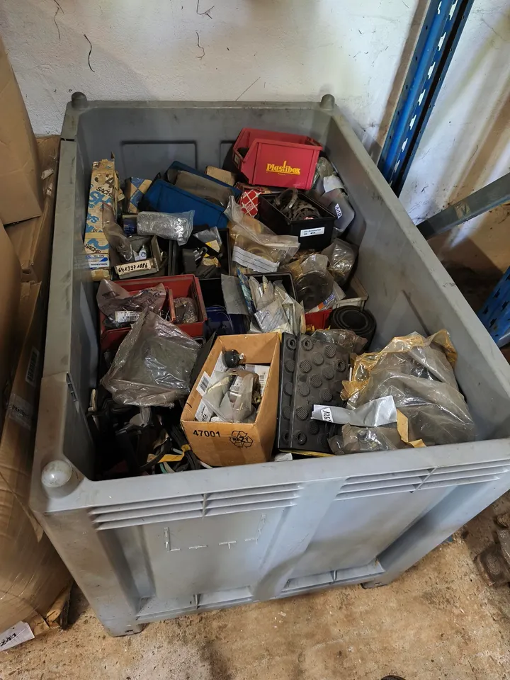 2 Boxen Ersatzteile Mercedes